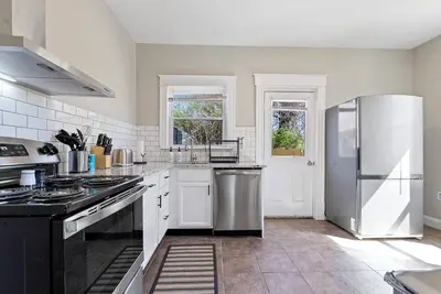 Image de Cozy 2bd Home w/ Home Office and Parking!