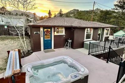 Image de ♥ Downtown Cabin Oasis, hot tub, fireplace, Ac, Wd, walk to town, 5 mins to Rmnp