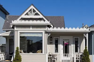 Image de Designer Historic Cottage in Pacific Grove - 3 Minute Walk to Lover's Point