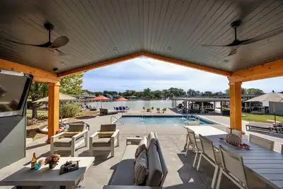 Image de Lakefront Luxury: Sunrise Views, Pool, Dock & Walk to Dining!
