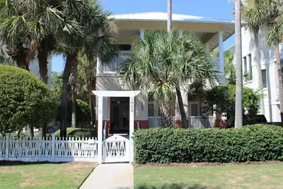 Image de Beautiful 4-br 3 king beds, 20 seconds to beach, community pool