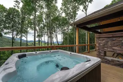 Image de Endless View Lodge! Hot Tub+Fireplaces, Grill, WiFi, Hiking, Fishing, Swimming!