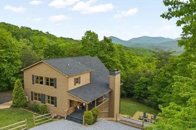 Image de Lux 5Br, Game Room, Hot tub, long-range Mtn views