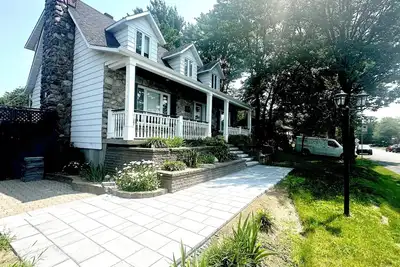 Image de Renovated Canadian-style Home - Near Everything!