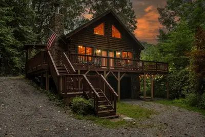 Image de Grace Haven Cabin— Luxury Hot Tub, Game Room, Fire Pit & Close to Ski Resort