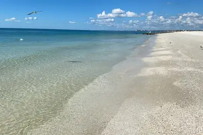 Image de Charming 2-bedroom beachfront condo in pleasant Bonita Springs.