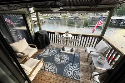 Image de 2-bedroom Lake front condo with WiFi, dock, in Tranquil Village of Four Seasons