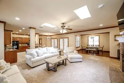Image de Walking distance from Texas Tech, sleeps up to 12 people!