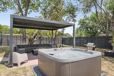 Image de Vibrant Modern 4br W/ Hot tub, Putting Green, B-Ball Court Mins To Dt & Rainey