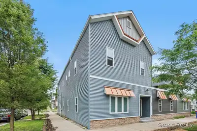Image de Charming 2-bedroom with Ac, WiFi, Laundry room - 2 minutes from downtown!