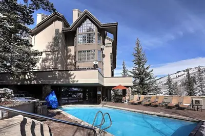 Image de 4br ski in/out townhome at Pines Lodge in Bc Village w/ pool - steps to village!