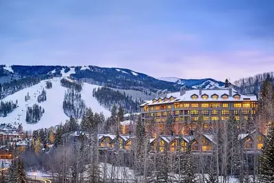 Image de Spacious 3br ski in/out at Pines Lodge in Bc Village w/ pool - steps to village!