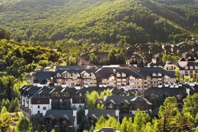 Image de Spacious ski in/ski out 4br townhome in Bc Highlands w/ shared pool & hot tub!