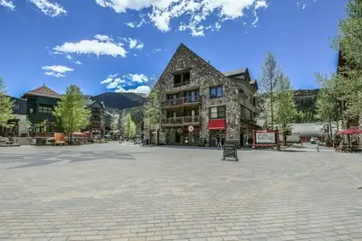 Image de Ski town at 3br Black Bear - 50 yards to gondola w/ shared pool & hot tubs!