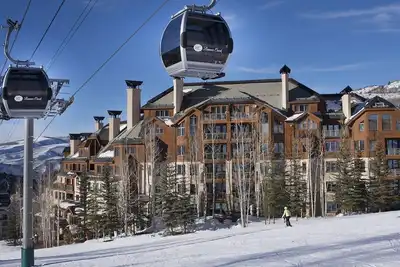Image de Mountainside ski in/ski out 3br condo in Bc Highlands w/ pool & hot tub!