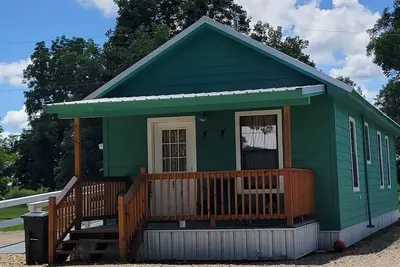 Image de Cottage tucked in back of orchard with full kitchen and lake access!
