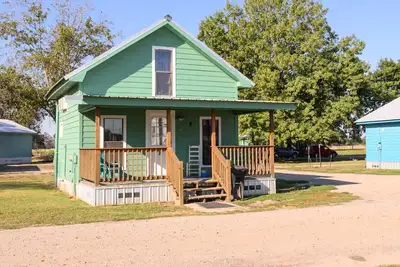 Image de Cabin with sleeping loft in peaceful pecan orchard on Lake Chicot