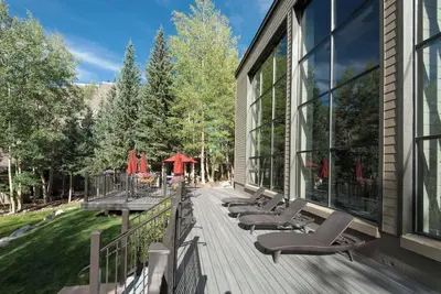 Image de Renovated Pines 2br condo w/ balcony, hot tub, pool & free shuttle to slopes!