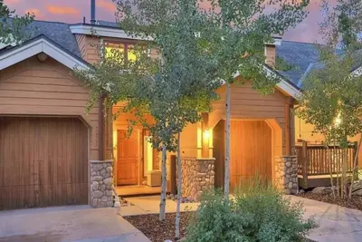 Image de Spacious 4br with private hot tub within walking distance to the Snowflake Lift
