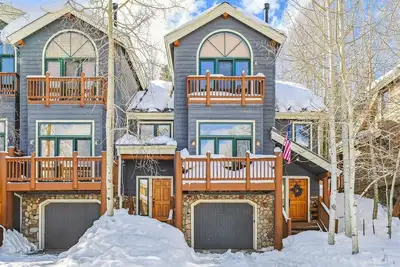 Image de Cozy 4br Elk townhome w/ private hot tub - two minute walk to Snowflake Lift!