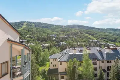 Image de Convenient ski in/ski out 2br residence in Bc Village - onsite pool & parking!