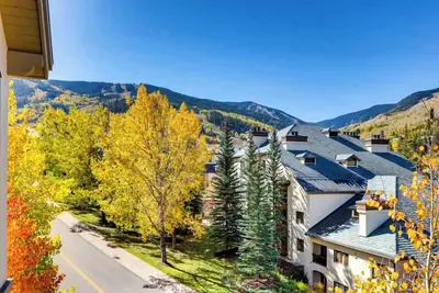 Image de Mtn view 2br ski in/ski out residence in Bc Village - pool, hot tub, parking!