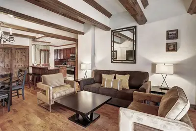 Image de Luxury 2br residence at The Hythe - pool, dining, walk to Lionshead Gondola!