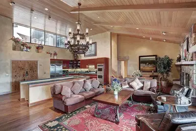 Image de Luxe 4br residence at The Hythe - walk to lifts - pool, spa, gym, dining onsite!