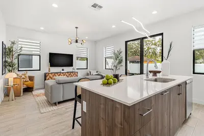 Image de TampaCentral 39, Refined Style, Fully Stocked\/Quiet