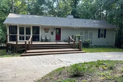 Image de Charming 3-bedroom family cabin on the lake with dock, screened porch, & wi-fi! \n