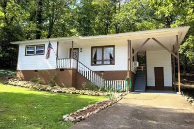 Image de Charming 2 Bedroom 1 Bath Cottage in a Forest Setting Tucked Away in Nature