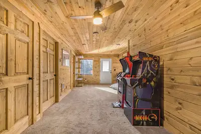 Image de Spacious Riverfront Cabin with Hot Tub & Arcade Fun Near Park