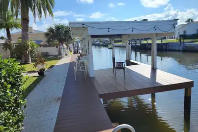 Image de Intercostal channel house with boat dock and ping-pong table