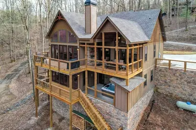 Image de Riverfront Cabin! Hot Tub, Bar, & Fireplace; Family Friendly; Fire Pit