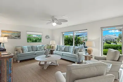 Image de Gorgeous canal front home walking distance to the beach!