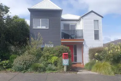Image de 11a Seaview. \nOcean and Otway Ranges views. Close to beach. Pet friendly.