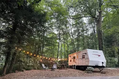 Image de Cozy 2-bedroom Rv- Picnic Area, Fire Ring, and can walk to Maple Grove Raceway