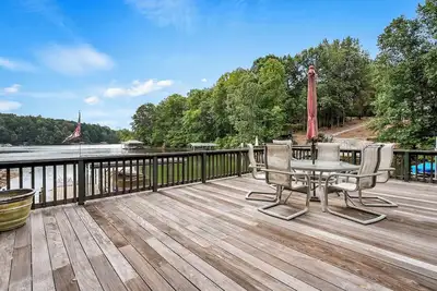 Image de Entire lakefront home, with two story dock and hot tub!