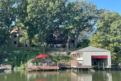 Image de Stunning 6-Bedroom Lakefront Lodge Overlooking Beautiful Lake Wabaunsee! WiFi, Ac