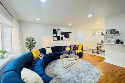 Image de Luxurious Designer's Home 4 Bed 3 bath with Gaming Rm