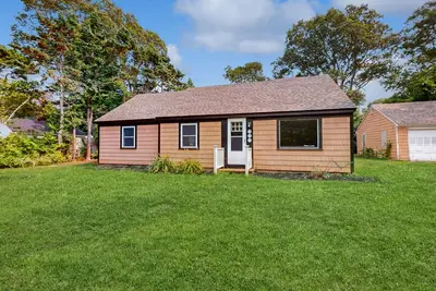 Image de Cozy Cape style home near pond and playground with yard, games, & Ac