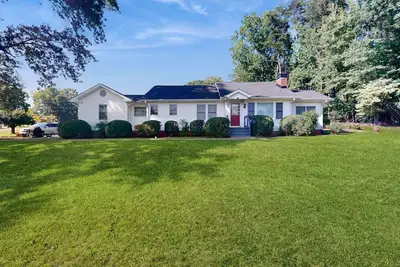 Image de Vintage house with firepit, wifi + steps to Truett McConnell University