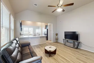 Image de 3-bedroom dog-friendly home with enclosed backyard in great location