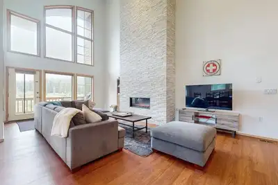 Image de Dog-friendly ski view house with deck and gas grill, dedicated workspace, & W/D