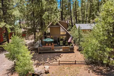 Image de The breathtaking beauty of Arizona awaits at this 2-bedroom, 2-bathroom cabin!
