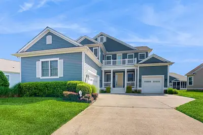 Image de Bayside Resort home with sunroom plus pools, gym, hot tub, & sports courts