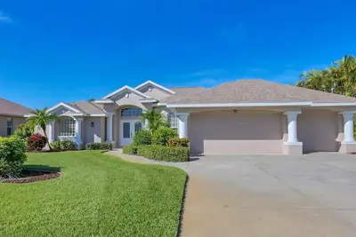 Image de Waterside Retreat - beautiful pool home with river views
