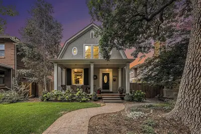 Image de This house is a 4 bedroom(s), 3. 5 bathrooms, located in Denver, Co.