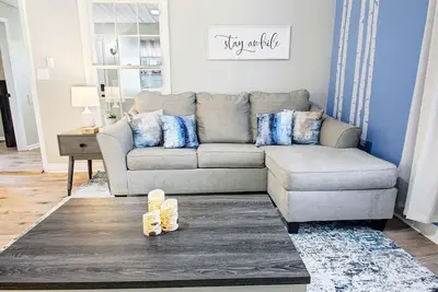 Image de Blue Birch Cottage | 4 min. to Downtown | Fully Stocked Kitchen | Dedicated Workspace