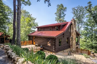 Image de Aubrey's Nest - Secluded Log Cabin with Panoramic Mountain Views & Cozy Vibes
